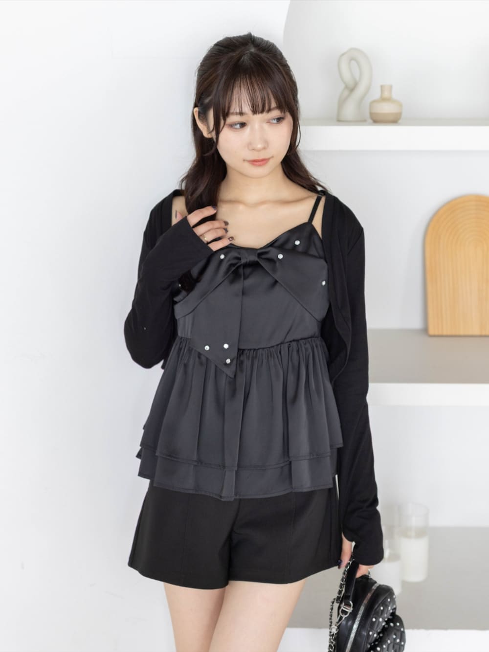 ブラック系のその他パンツ、ブラック系のバックパック/リュック、ブラック系のキャミソールを着用したレディースの夏コーディネートの5枚目の写真