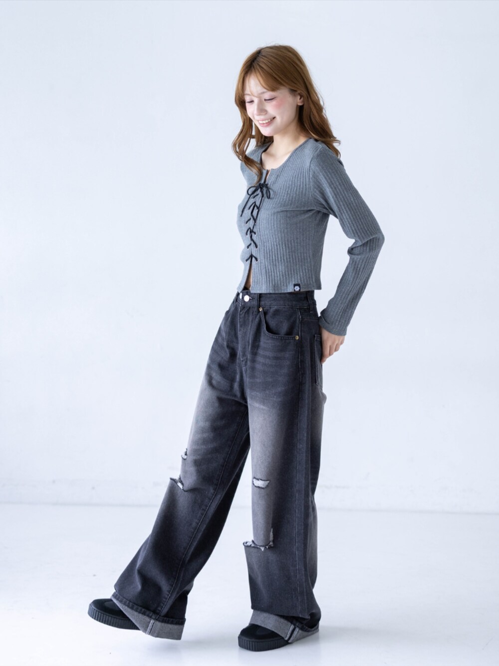 ブラック系のスニーカー、ブラック系のデニムパンツ、グレー系のTシャツ/カットソーを着用したレディースの夏コーディネートの5枚目の写真