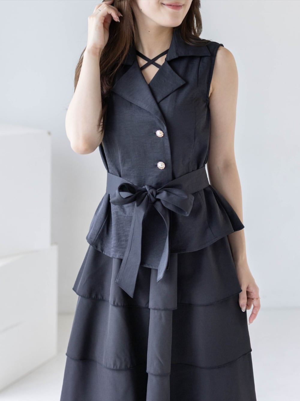 ブラック系のパンプス、ブラック系のワンピース、ブラック系のシャツ/ブラウスを着用したレディースの夏コーディネートの7枚目の写真
