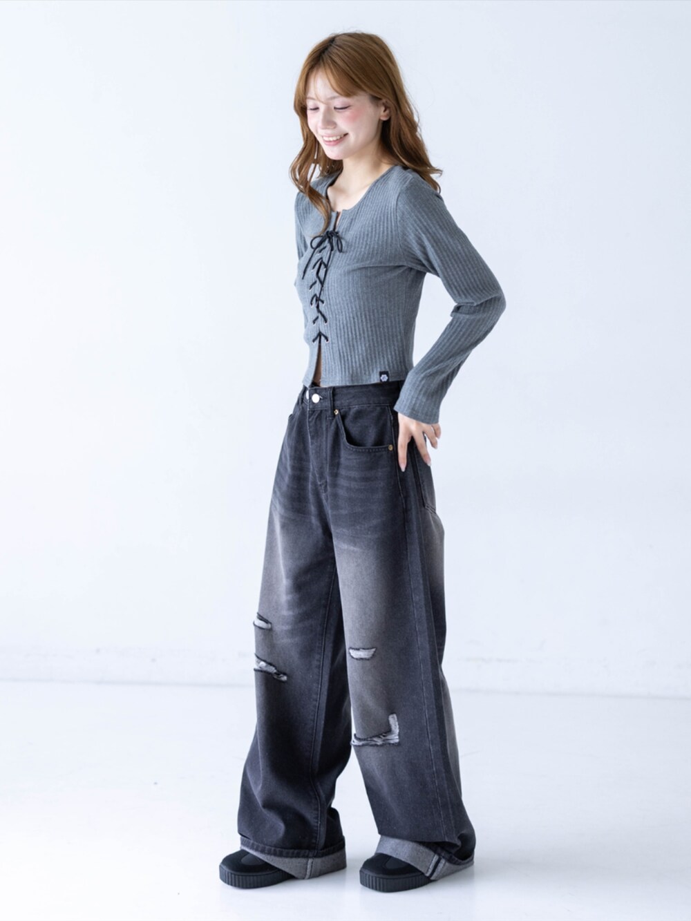 ブラック系のスニーカー、ブラック系のデニムパンツ、グレー系のTシャツ/カットソーを着用したレディースの夏コーディネートの4枚目の写真