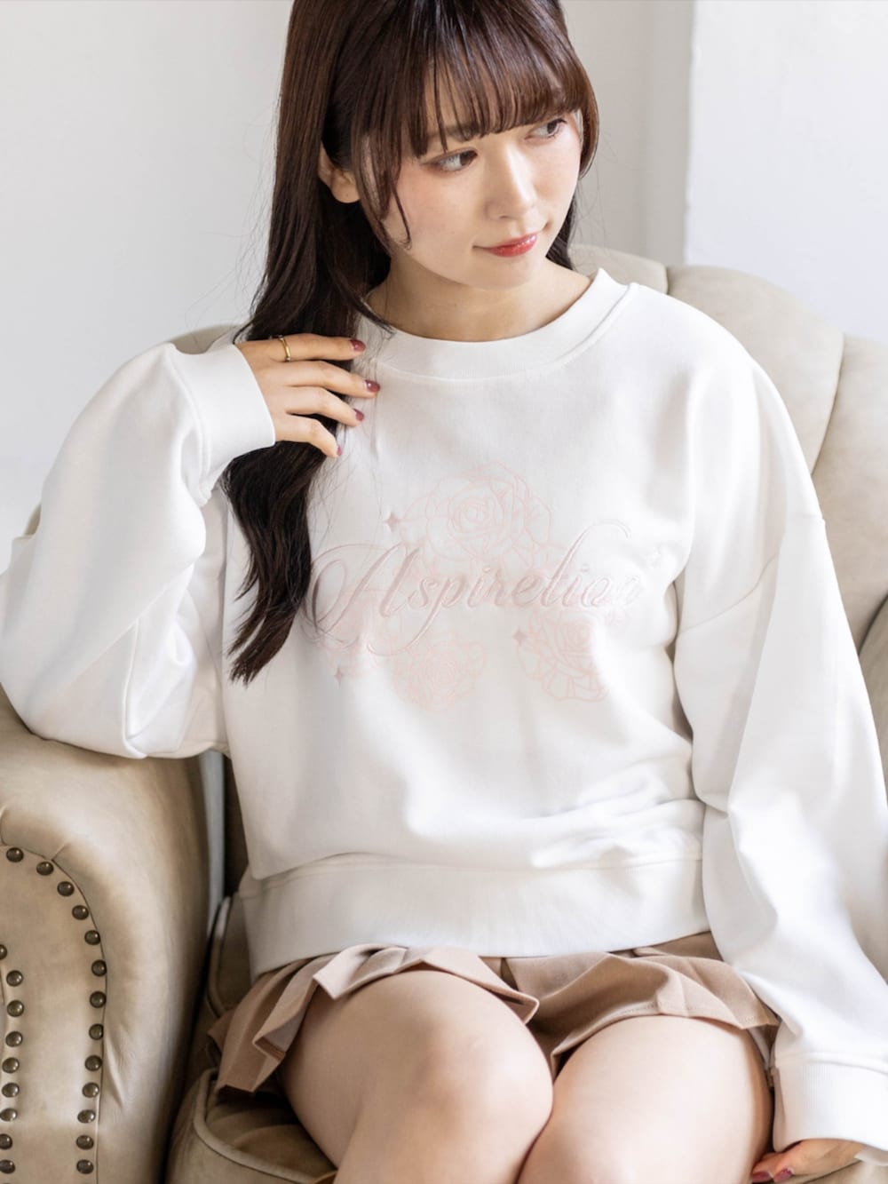 ベージュ系のブーツ、ベージュ系のスカート、ホワイト系のスウェットを着用したレディースの夏コーディネートの4枚目の写真