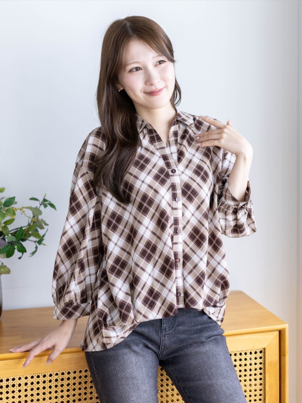 ブラック系のデニムパンツ、ブラック系のパンプス、ブラウン系のシャツ/ブラウスを着用したレディースの夏コーディネートの3枚目の写真