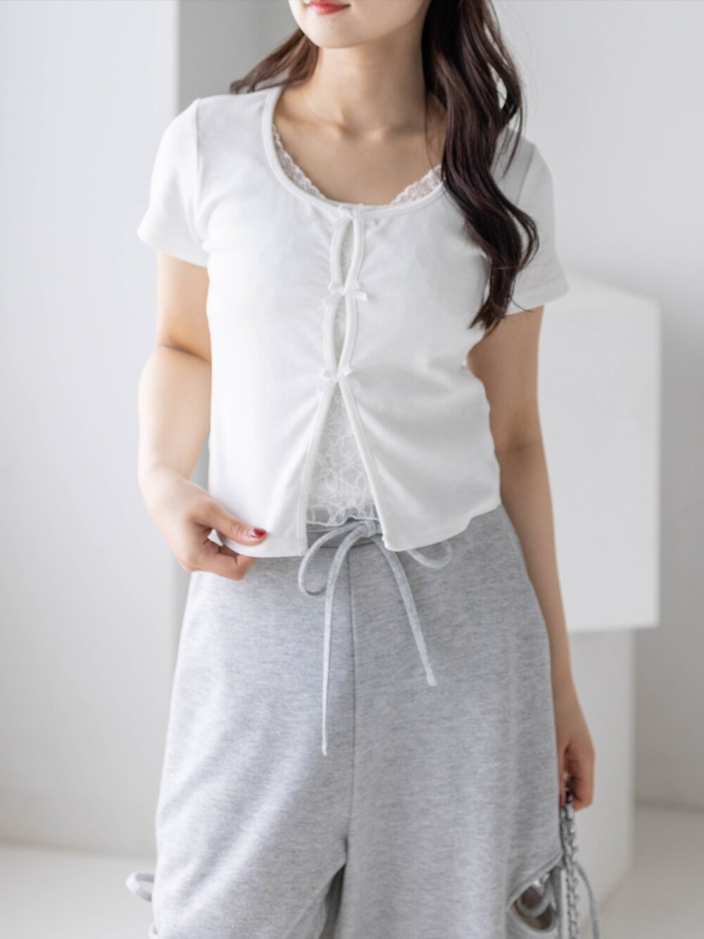 シルバー系のパンプス、ホワイト系のTシャツ/カットソー、グレー系のスウェットパンツを着用したレディースの春コーディネートの5枚目の写真
