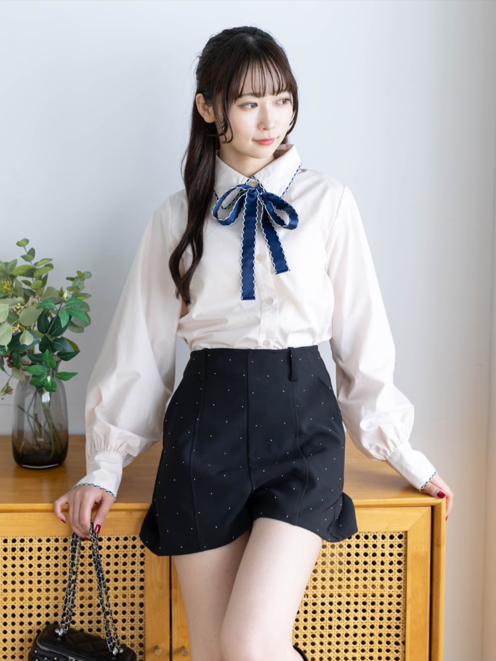 ブラック系のその他パンツ、ブラック系のブーツ、ベージュ系のシャツ/ブラウスを着用したレディースの秋コーディネートの4枚目の写真