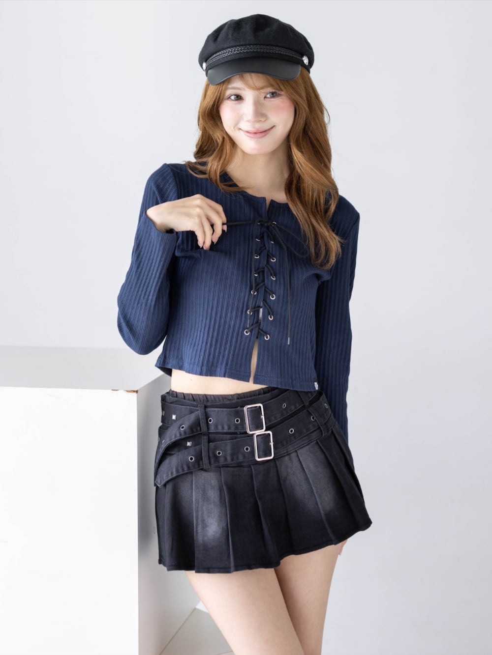 ブラック系のスカート、ブラック系のブーツ、ブルー系のTシャツ/カットソーを着用したレディースの秋コーディネートの10枚目の写真