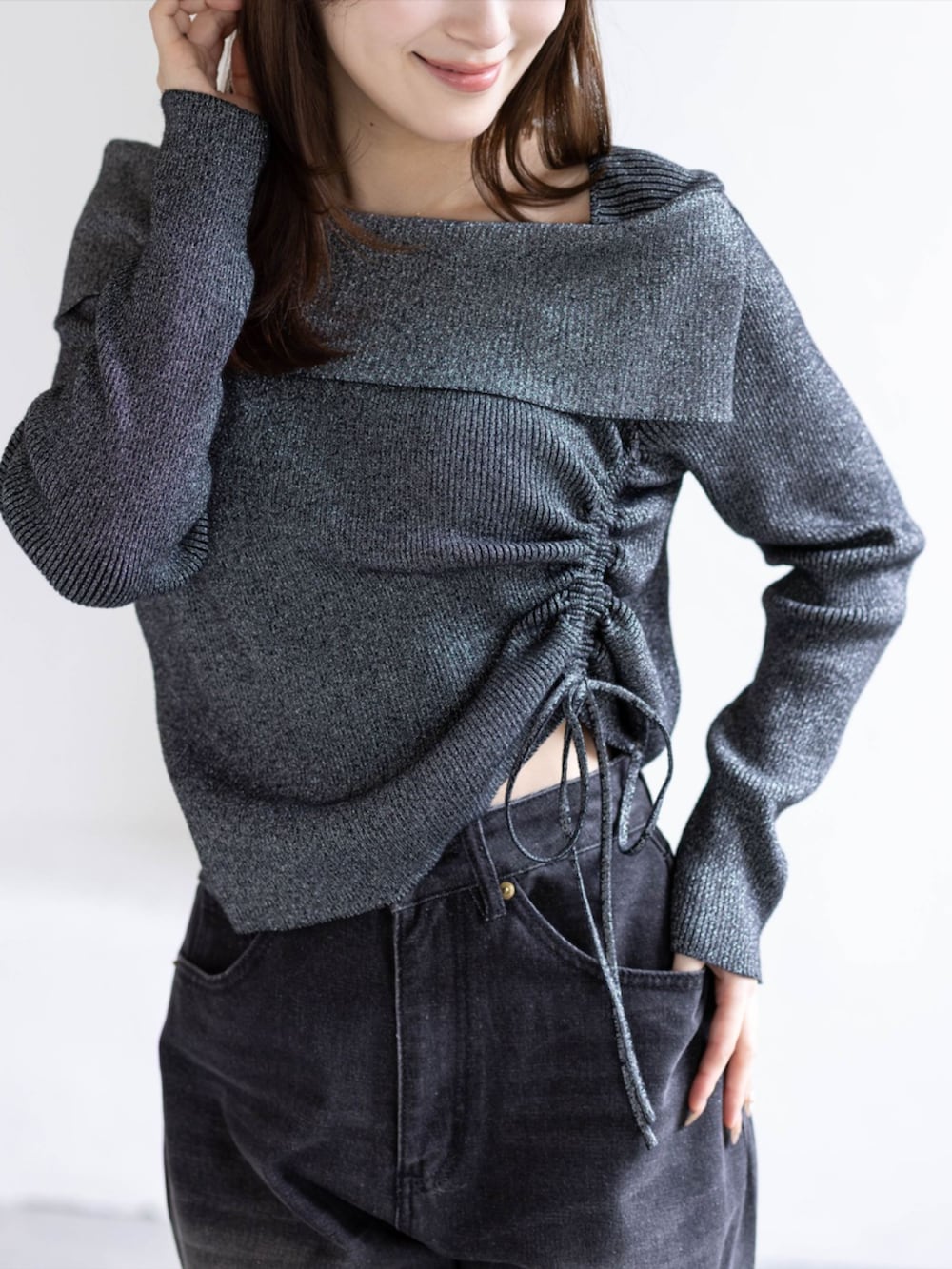ブラック系のデニムパンツ、ブラック系のブーツ、ブラック系のニット/セーターを着用したレディースの秋コーディネートの7枚目の写真