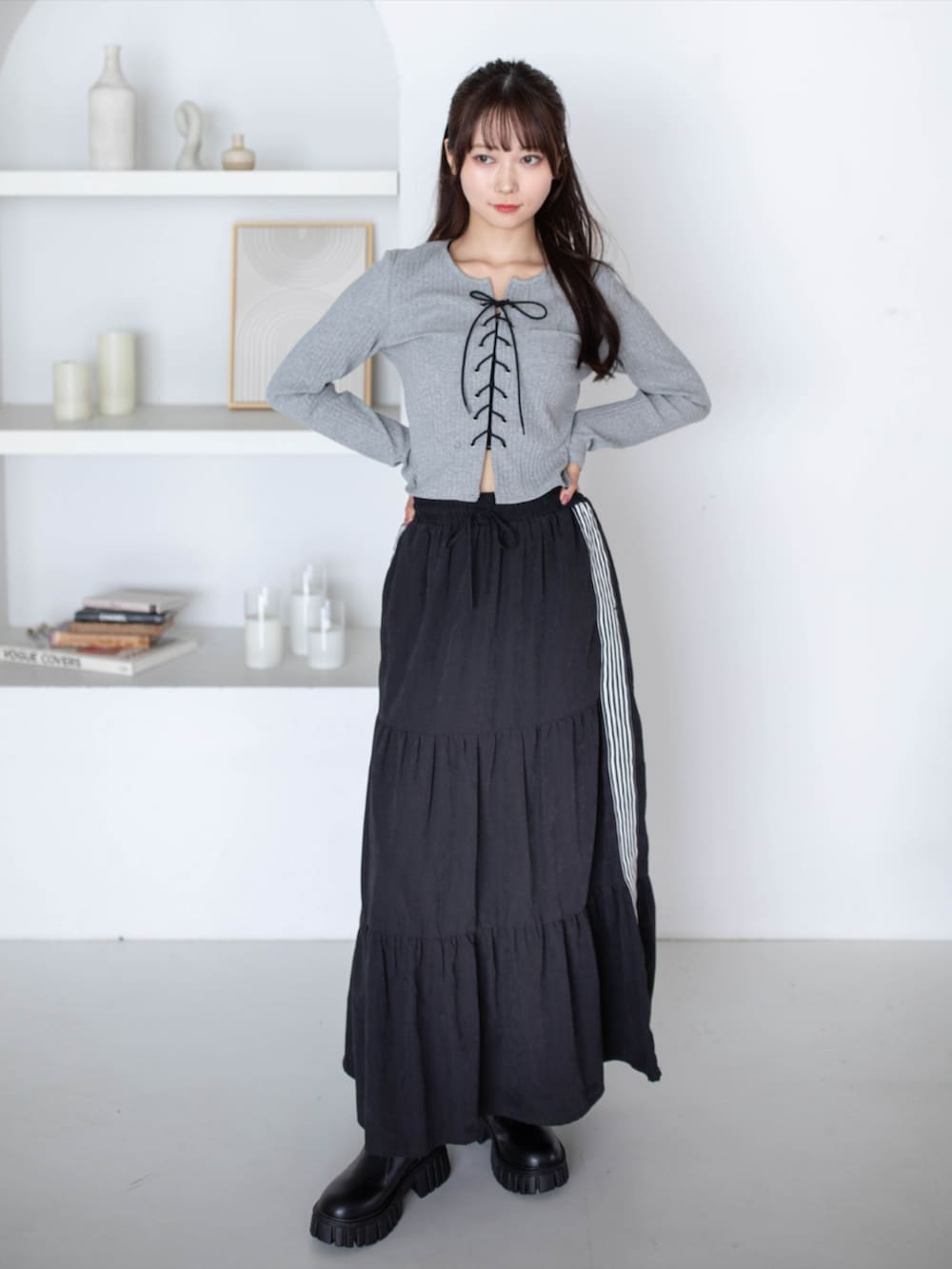 ブラック系のスカート、グレー系のTシャツ/カットソーを着用したレディースの夏コーディネートの2枚目の写真