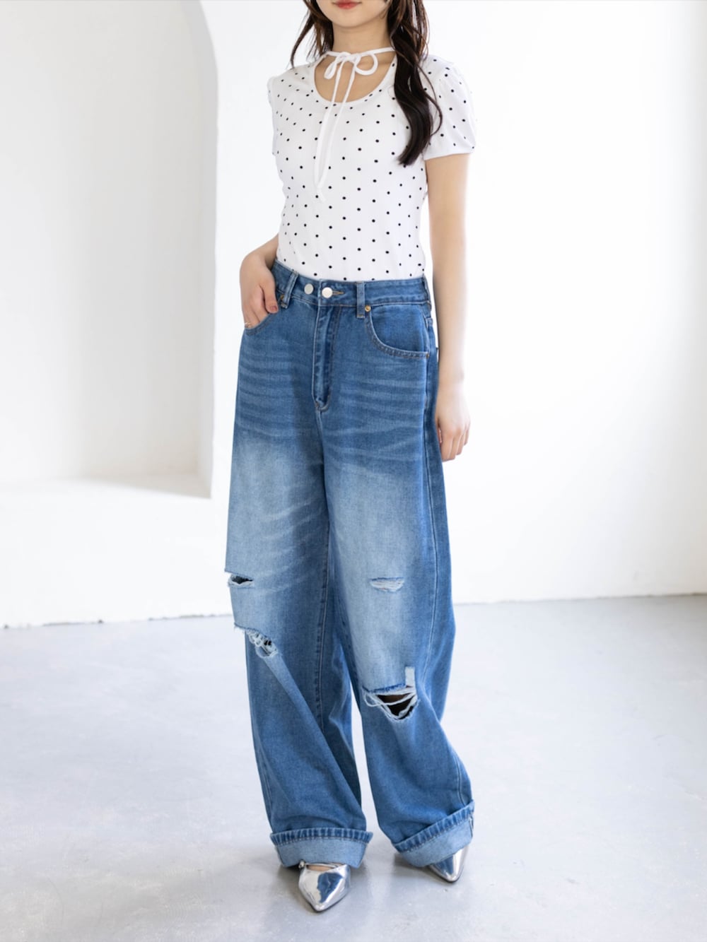 シルバー系のパンプス、ホワイト系のTシャツ/カットソー、ブルー系のデニムパンツを着用したレディースの夏コーディネートの3枚目の写真