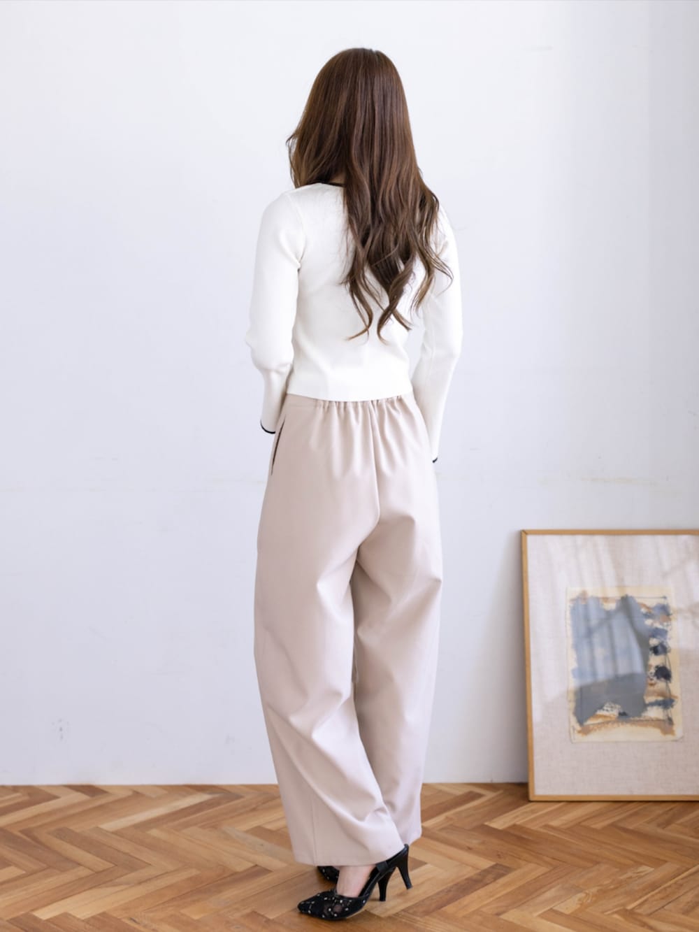 ベージュ系のその他パンツ、ブラック系のパンプス、ホワイト系のニット/セーターを着用したレディースの夏コーディネートの4枚目の写真