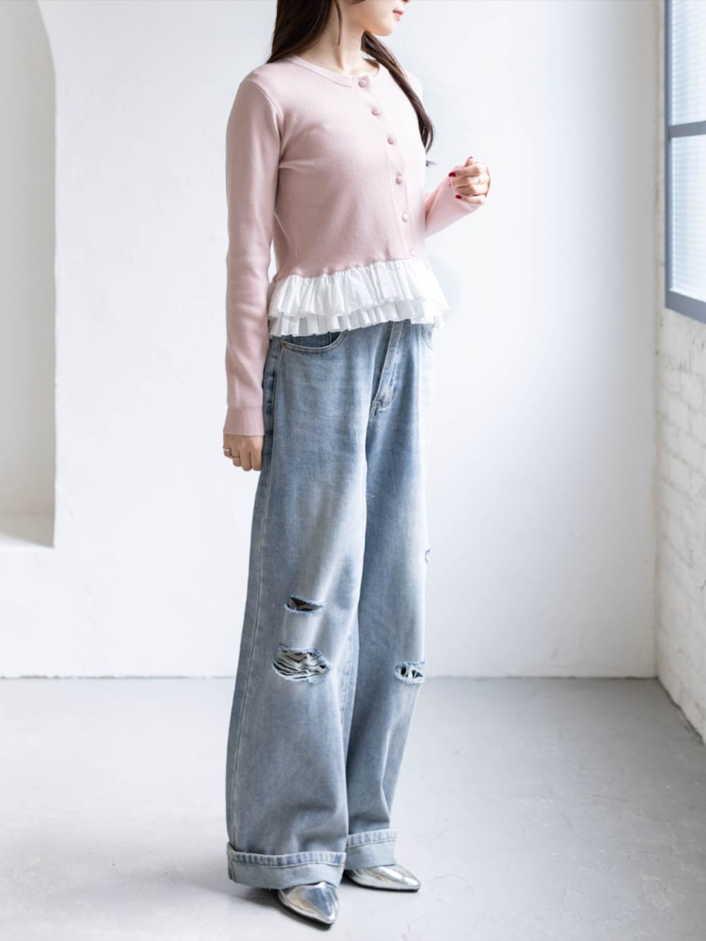 シルバー系のパンプス、ブルー系のデニムパンツ、ピンク系のカーディガン/ボレロを着用したレディースの秋コーディネートの4枚目の写真