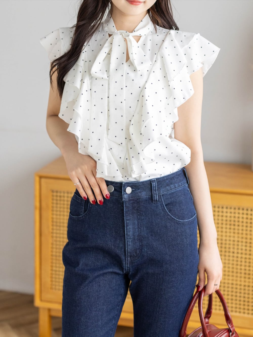 レッド系のパンプス、ブルー系のデニムパンツ、ホワイト系のシャツ/ブラウスを着用したレディースの夏コーディネートの8枚目の写真