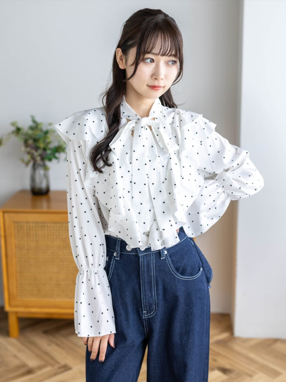 レッド系のパンプス、ホワイト系のシャツ/ブラウス、ブルー系のデニムパンツを着用したレディースの夏コーディネートの7枚目の写真