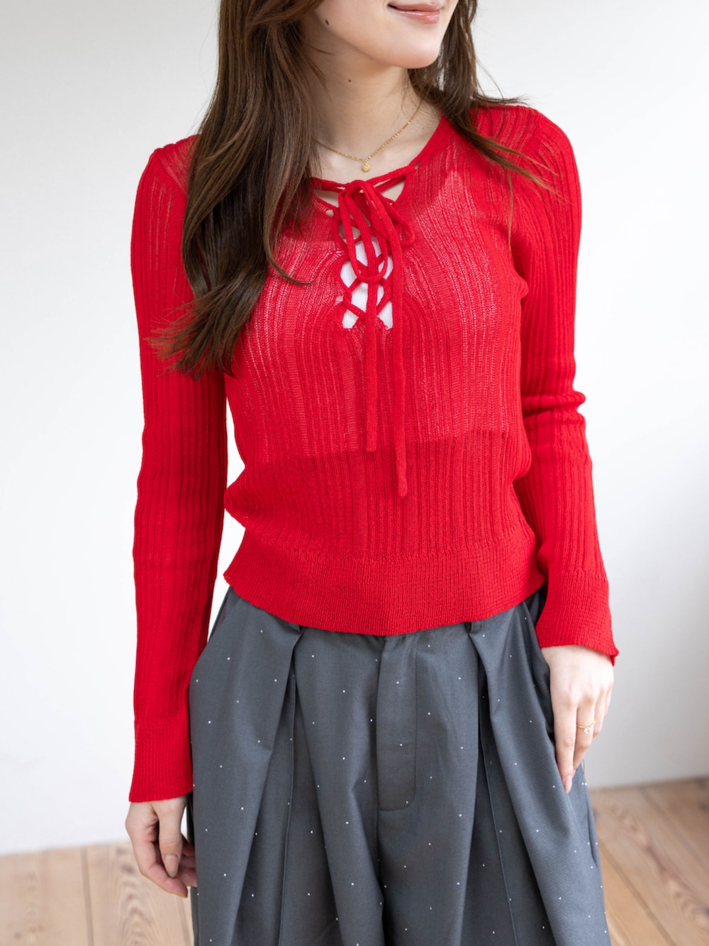 シルバー系のパンプス、レッド系のニット/セーター、グレー系のその他パンツを着用したレディースの春コーディネートの8枚目の写真