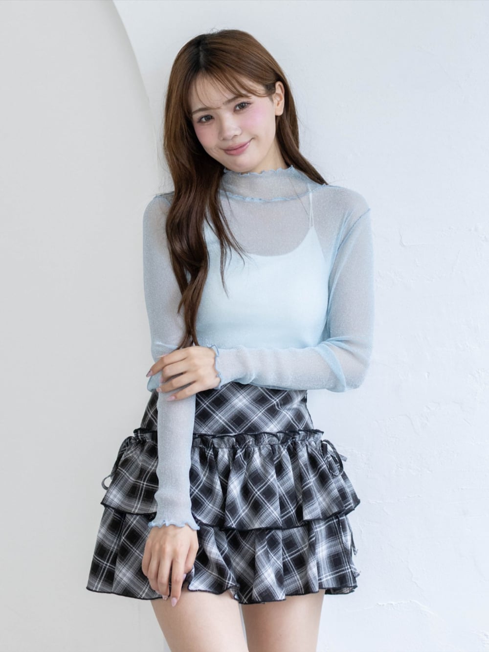 ブラック系のブーツ、ブルー系のTシャツ/カットソー、ブラック系のスカートを着用したレディースの夏コーディネートの6枚目の写真