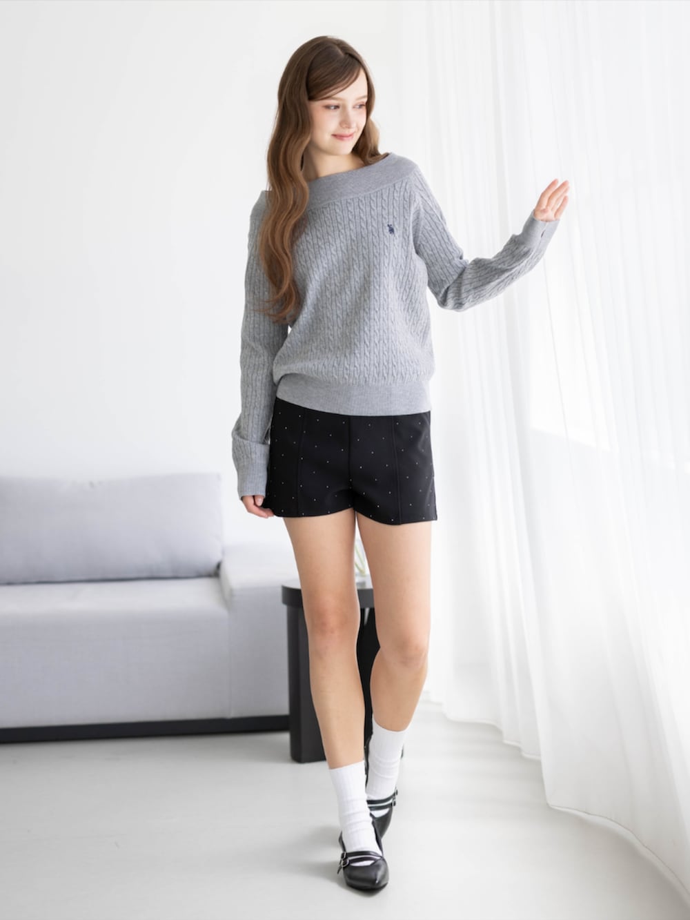 ブラック系のその他パンツ、ブラック系のパンプス、グレー系のニット/セーターを着用したレディースの秋コーディネートの3枚目の写真