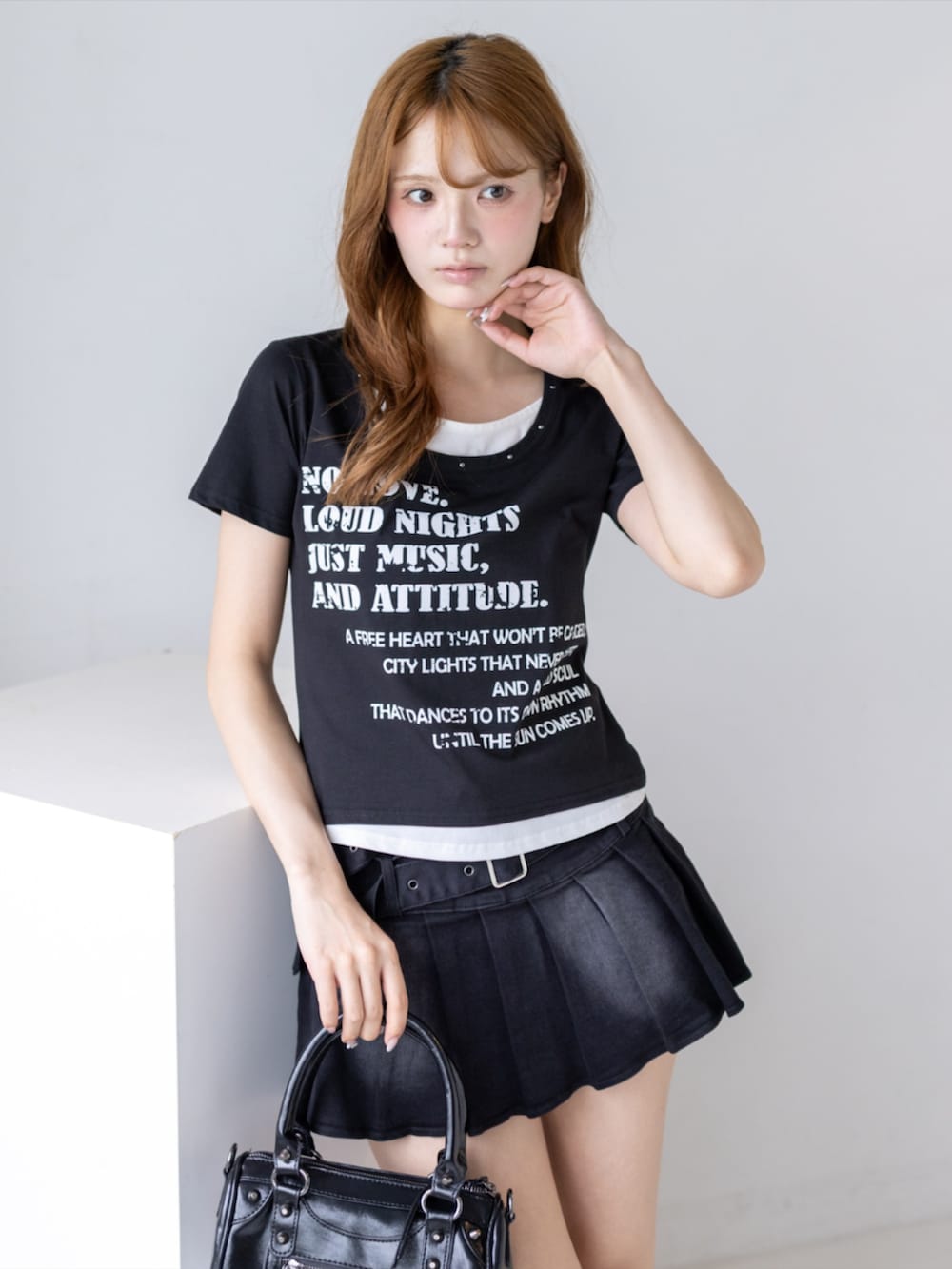ブラック系のサンダル、ブラック系のスカート、ブラック系のTシャツ/カットソーを着用したレディースの夏コーディネートの6枚目の写真