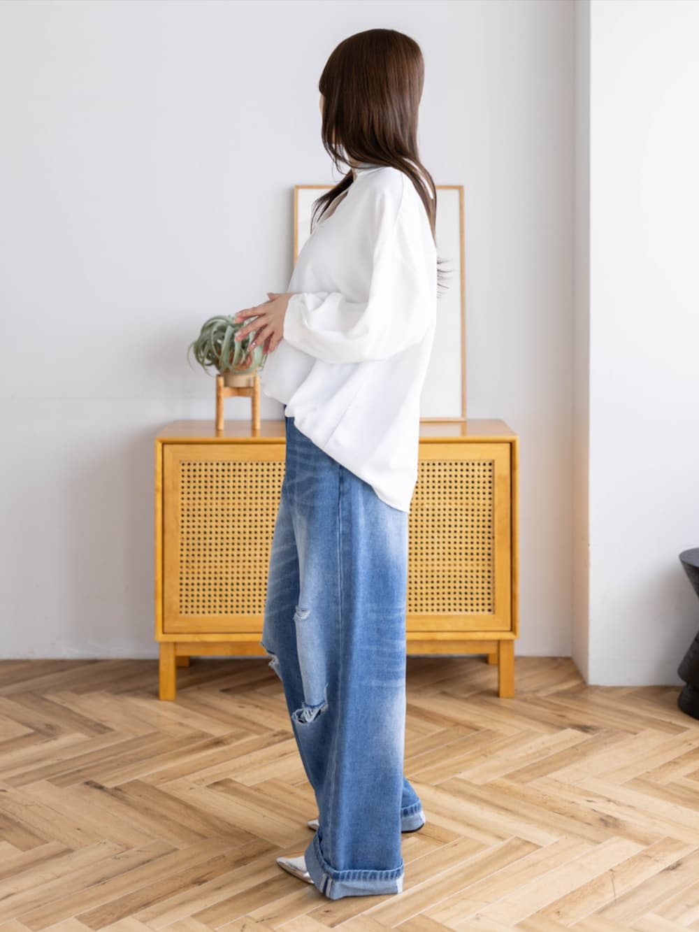 シルバー系のパンプス、ブルー系のデニムパンツ、ホワイト系のシャツ/ブラウスを着用したレディースの夏コーディネートの2枚目の写真