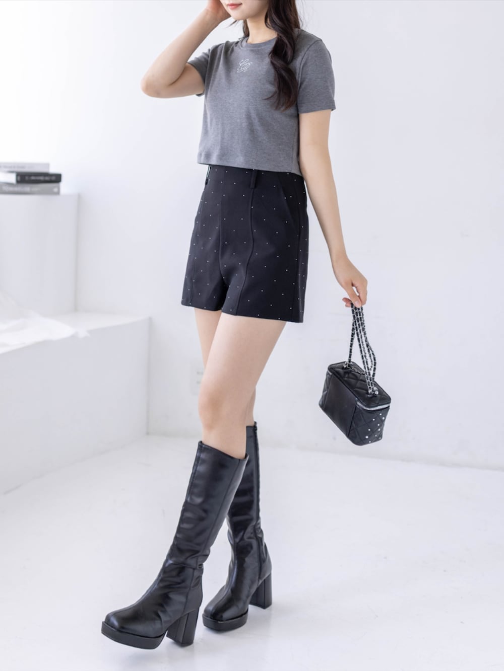 ブラック系のブーツ、ブラック系のその他パンツ、グレー系のTシャツ/カットソーを着用したレディースの春コーディネートの2枚目の写真