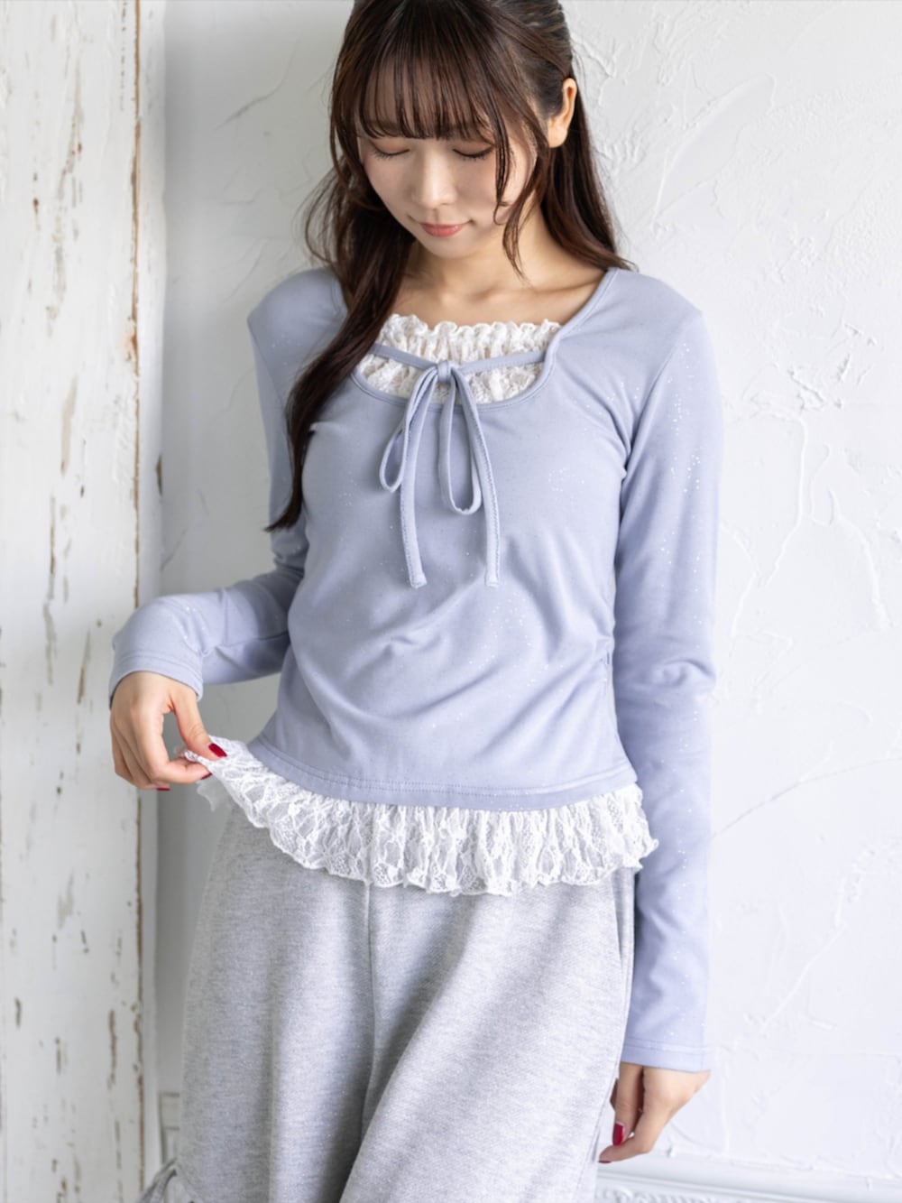 シルバー系のパンプス、グレー系のスウェットパンツ、グレー系のTシャツ/カットソーを着用したレディースの秋コーディネートの4枚目の写真