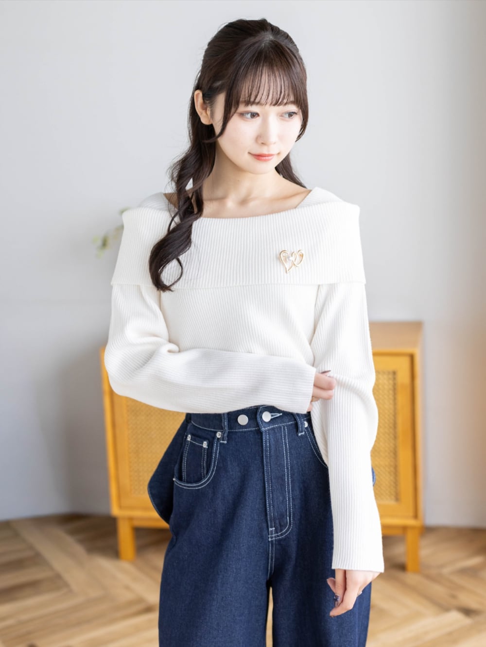 レッド系のパンプス、ブルー系のデニムパンツ、ホワイト系のニット/セーターを着用したレディースの秋コーディネートの4枚目の写真