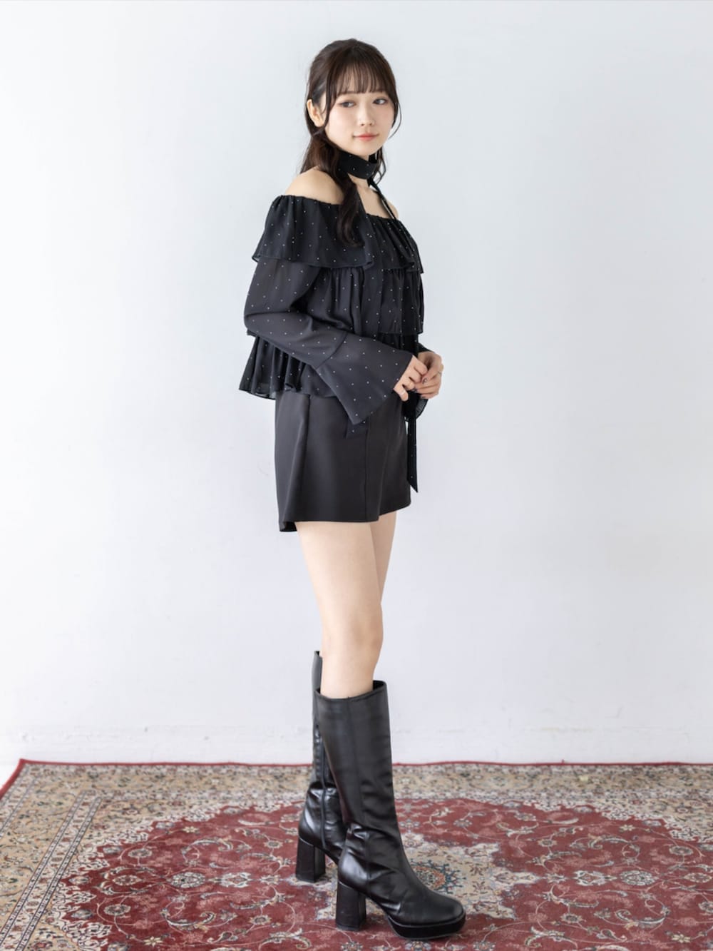 ブラック系のその他パンツ、ブラック系のシャツ/ブラウスを着用したレディースの夏コーディネートの5枚目の写真
