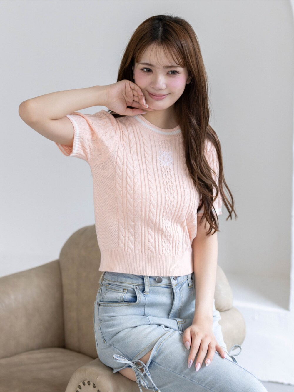 ホワイト系のパンプス、ブルー系のデニムパンツ、ピンク系のニット/セーターを着用したレディースの夏コーディネートの4枚目の写真