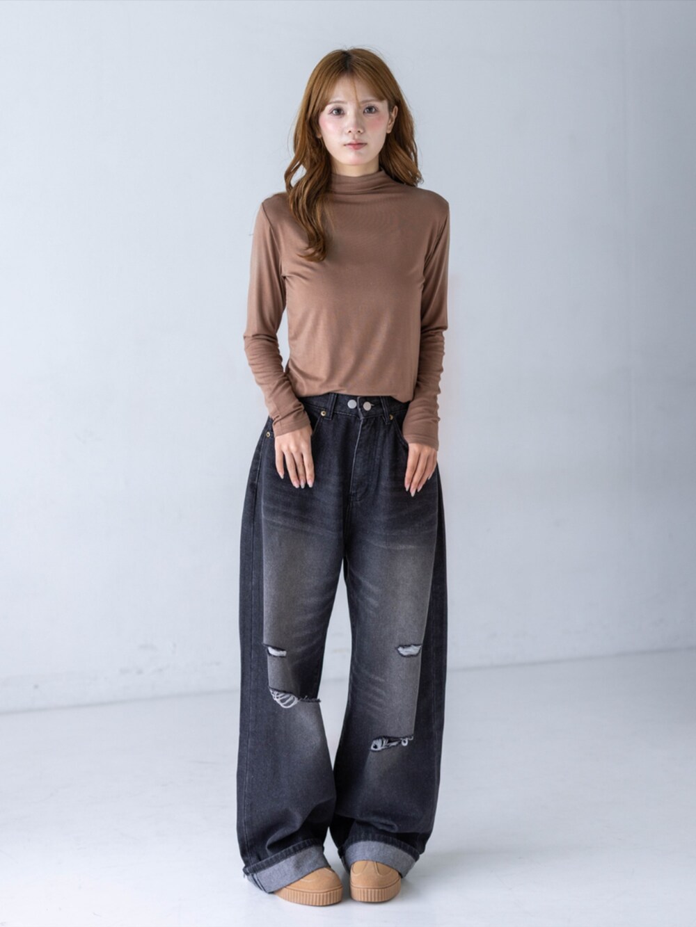 ブラック系のデニムパンツ、ブラウン系のTシャツ/カットソー、イエロー系のスニーカーを着用したレディースの夏コーディネートの2枚目の写真