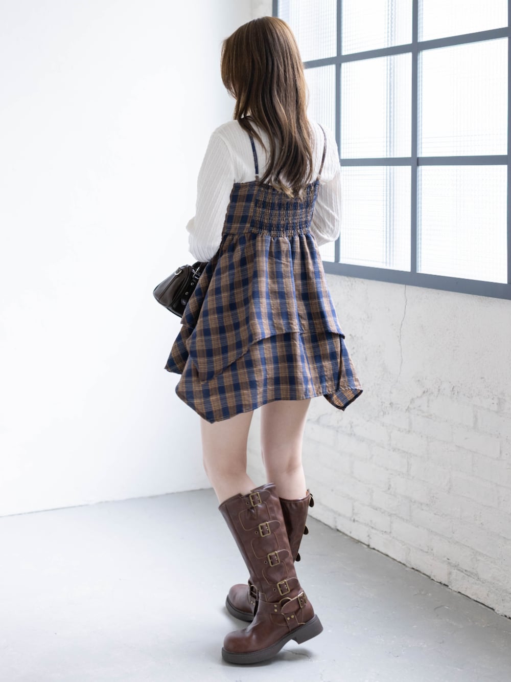 ホワイト系のTシャツ/カットソー、ブルー系のワンピース、ブラウン系のブーツを着用したレディースの春コーディネートの3枚目の写真