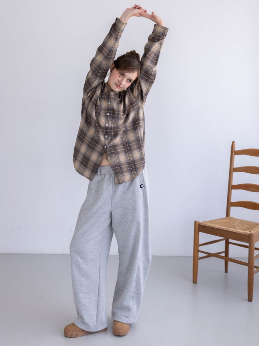 グレー系のスウェットパンツ、イエロー系のスニーカー、ブラウン系のシャツ/ブラウスを着用したレディースの夏コーディネートの3枚目の写真