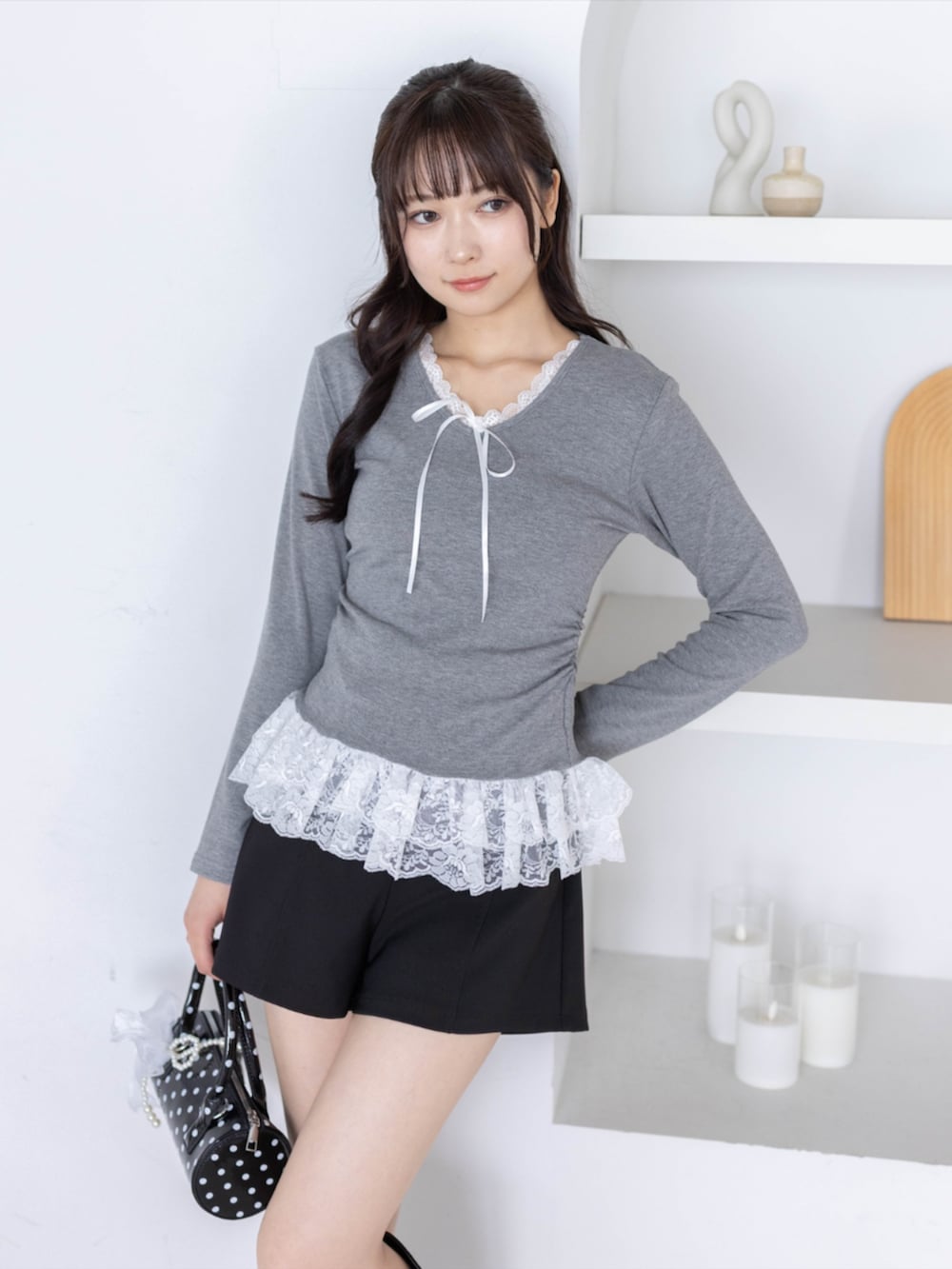 ブラック系のその他パンツ、ブラック系のボストンバッグ、グレー系のTシャツ/カットソーを着用したレディースの夏コーディネートの5枚目の写真