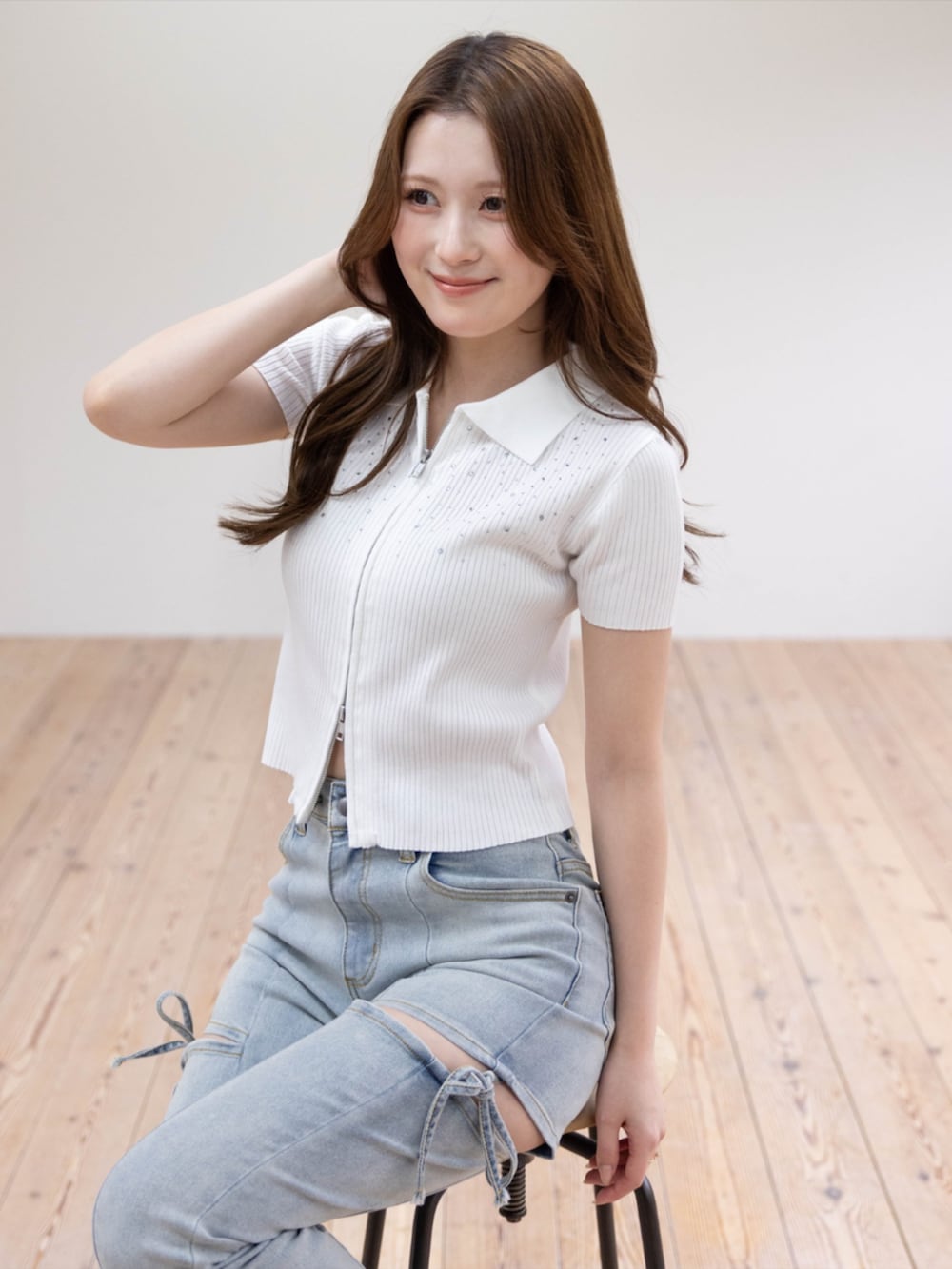 シルバー系のパンプス、ブルー系のデニムパンツ、ホワイト系のニット/セーターを着用したレディースの春コーディネートの4枚目の写真