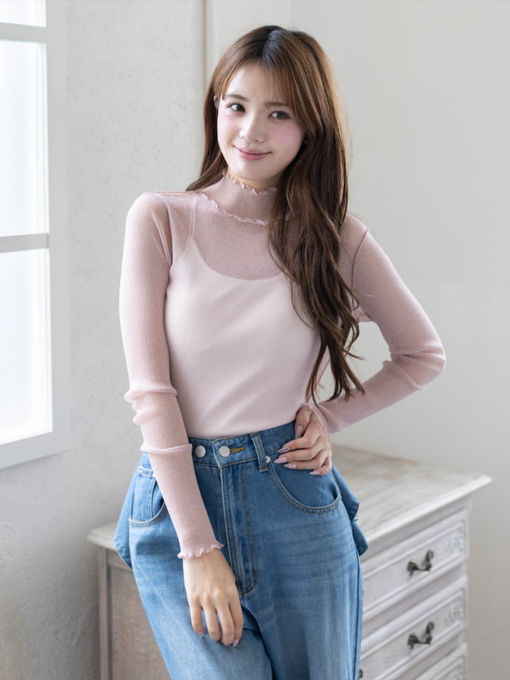 シルバー系のサンダル、ブルー系のデニムパンツ、ピンク系のTシャツ/カットソーを着用したレディースの夏コーディネートの8枚目の写真