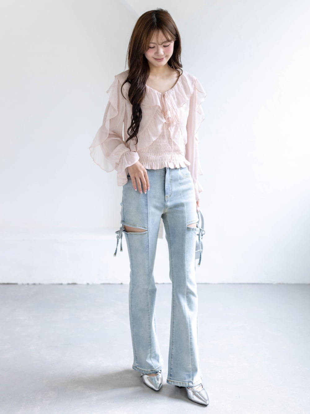 シルバー系のパンプス、ブルー系のデニムパンツ、ピンク系のシャツ/ブラウスを着用したレディースの春コーディネートの4枚目の写真