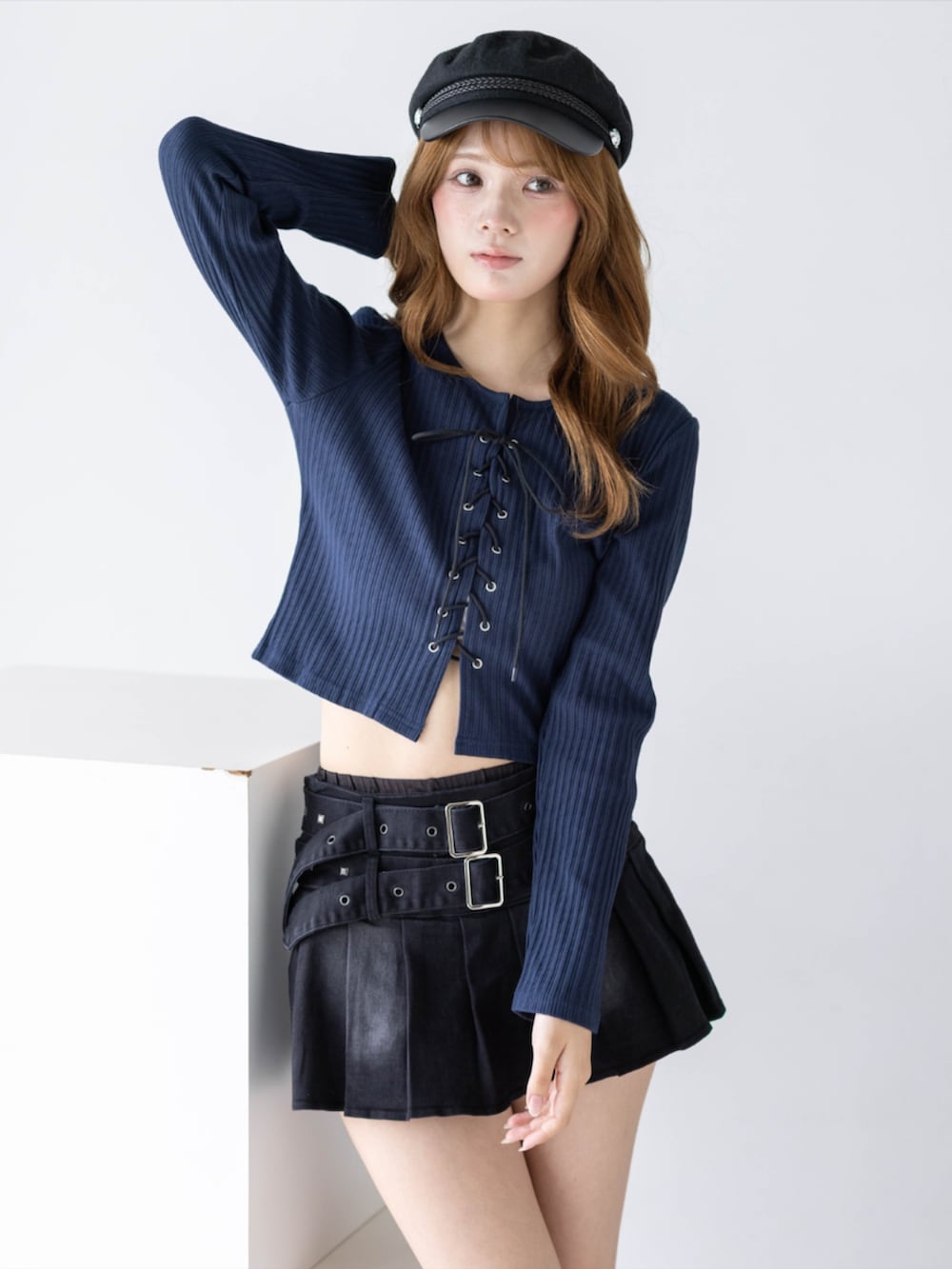 ブラック系のスカート、ブラック系のブーツ、ブルー系のTシャツ/カットソーを着用したレディースの秋コーディネートの6枚目の写真