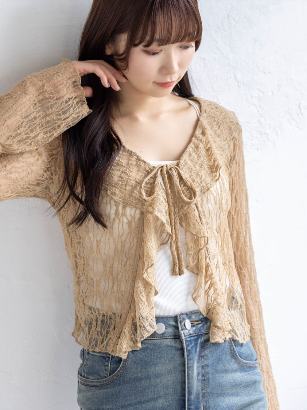 レッド系のパンプス、ブルー系のデニムパンツ、ベージュ系のTシャツ/カットソーを着用したレディースの春コーディネートの3枚目の写真