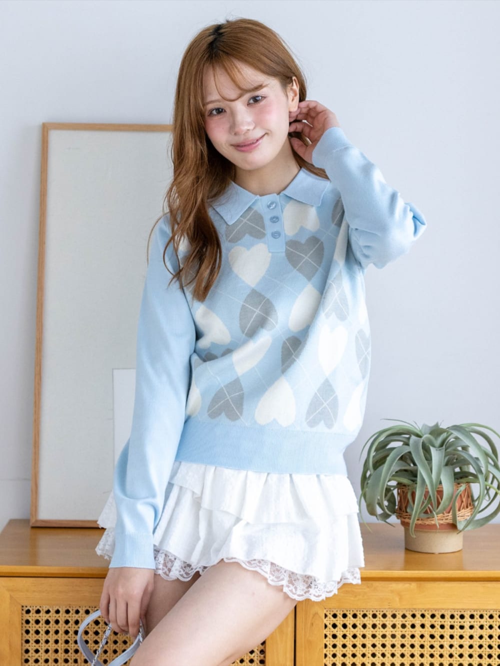 シルバー系のパンプス、ホワイト系のスカート、ブルー系のニット/セーターを着用したレディースの秋コーディネートの4枚目の写真