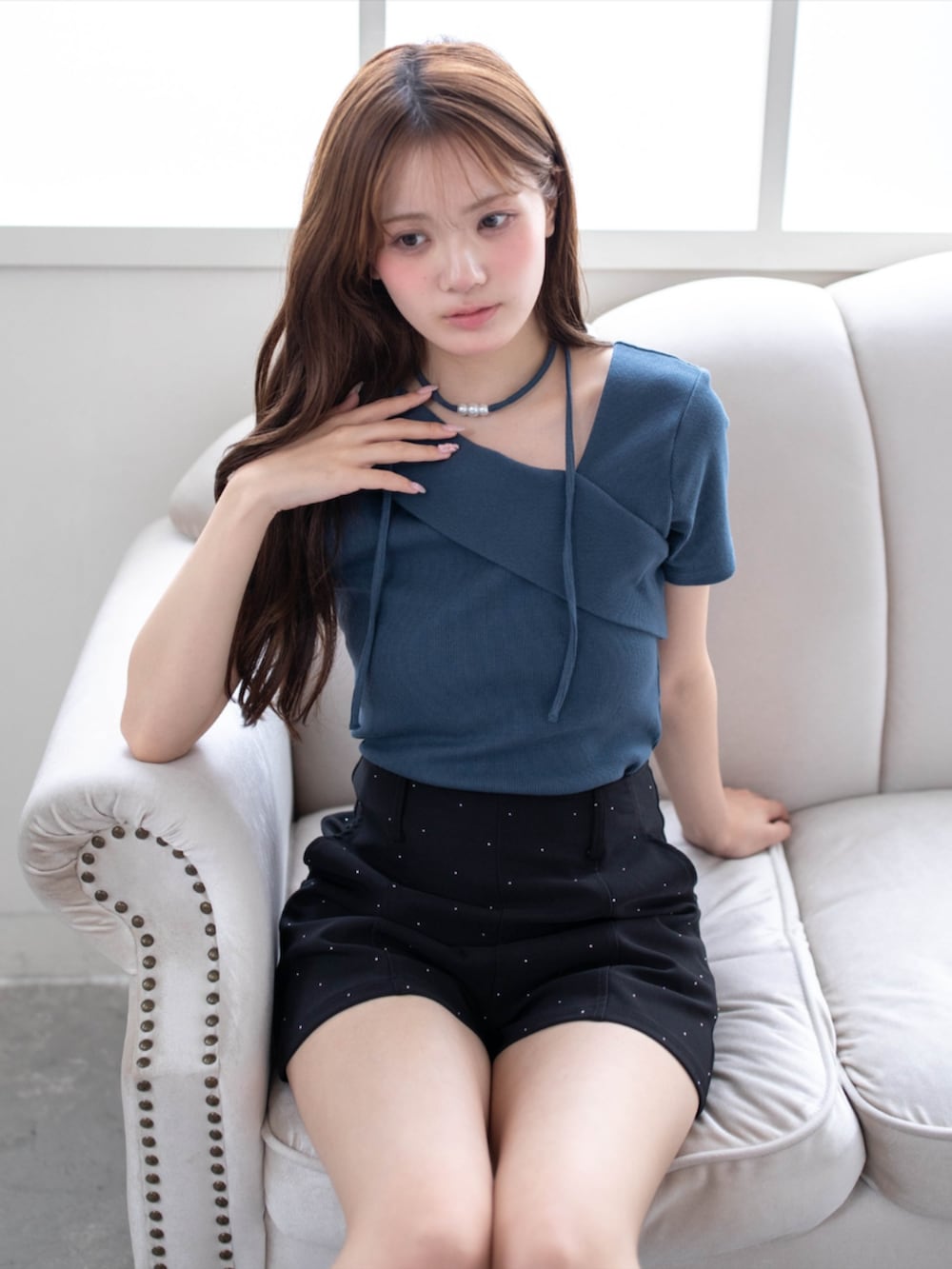 ブラック系のその他パンツ、ブルー系のTシャツ/カットソーを着用したレディースの春コーディネートの3枚目の写真