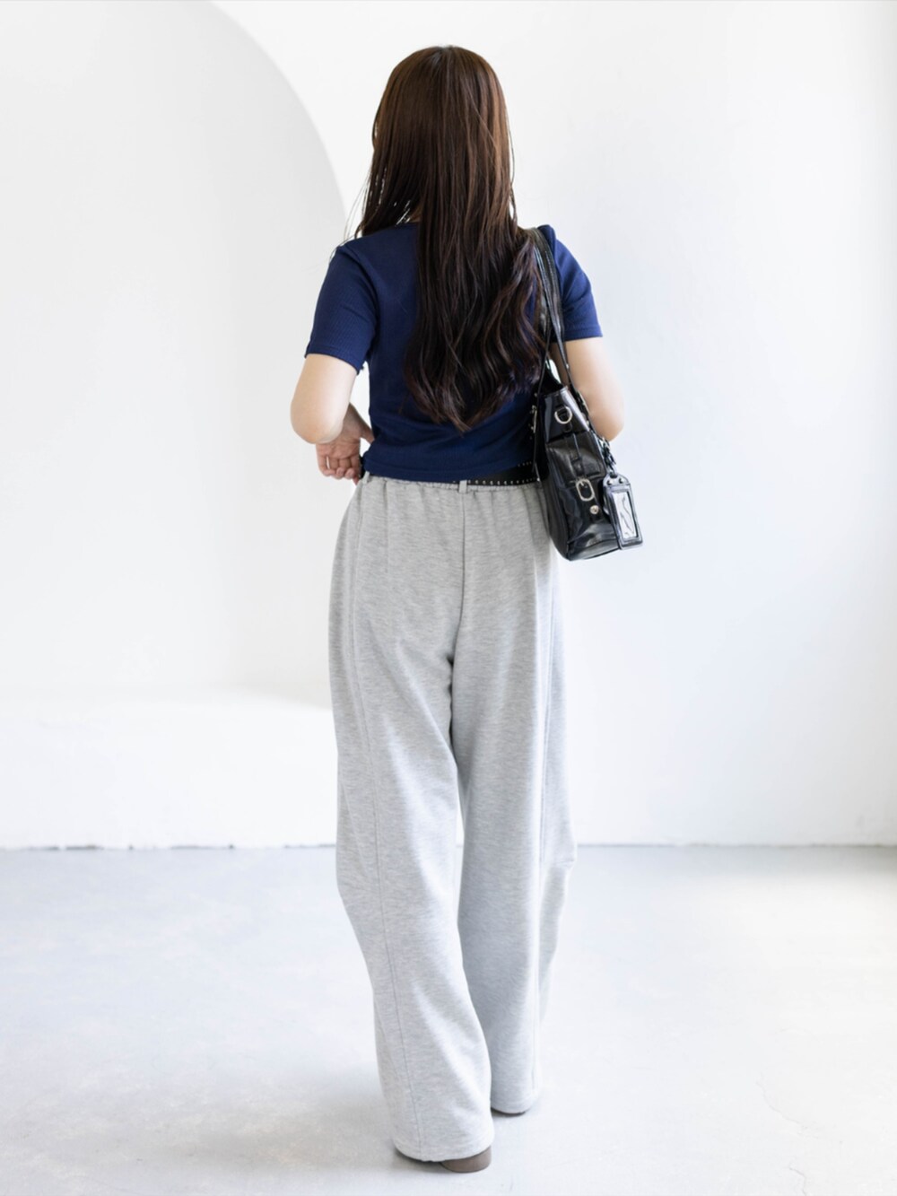 ブラック系のスニーカー、グレー系のTシャツ/カットソー、グレー系のスウェットパンツを着用したレディースの夏コーディネートの2枚目の写真