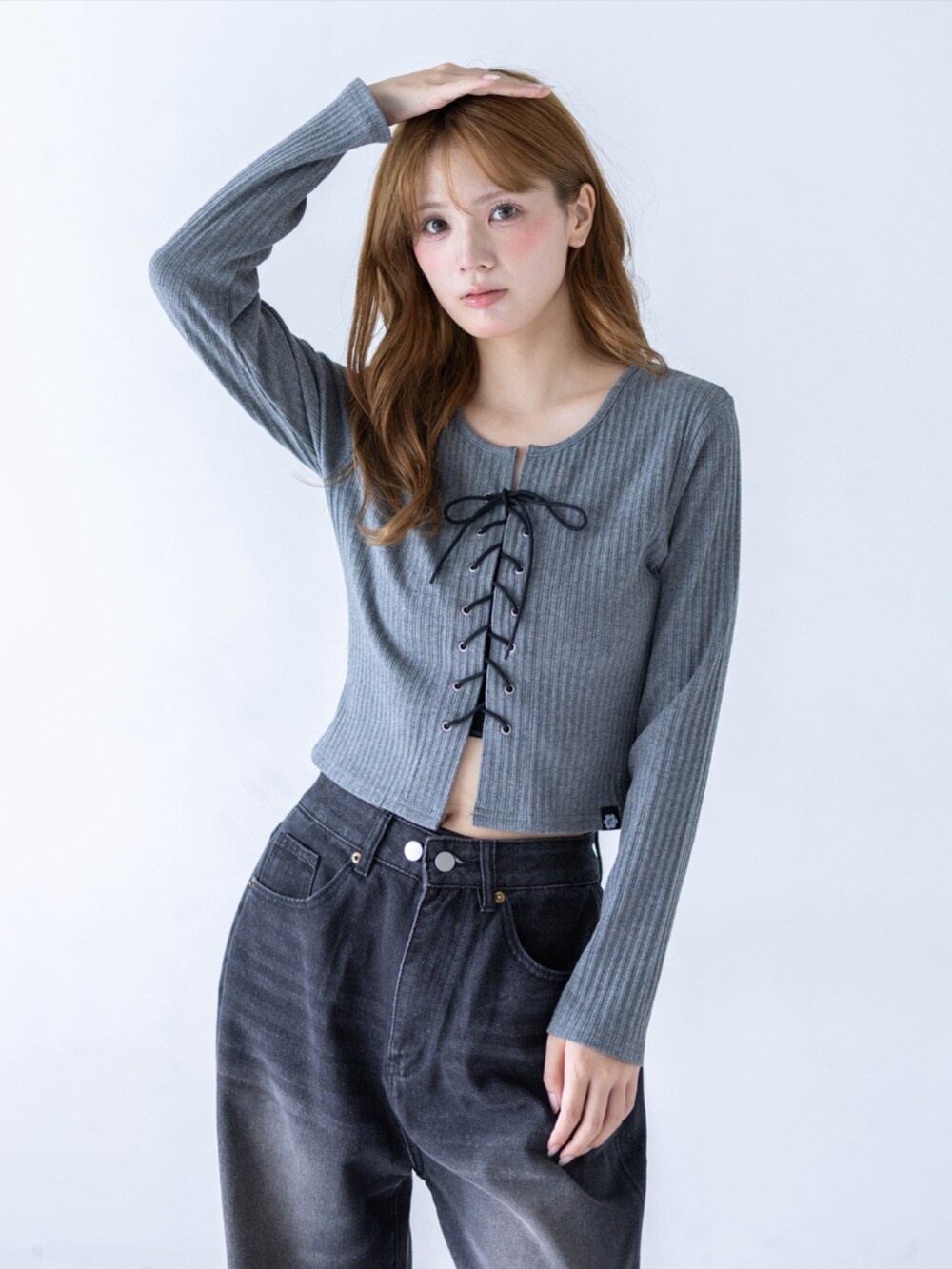 ブラック系のスニーカー、ブラック系のデニムパンツ、グレー系のTシャツ/カットソーを着用したレディースの夏コーディネートの8枚目の写真