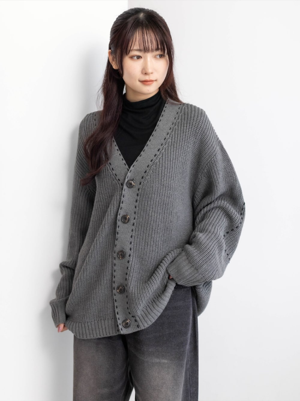 ブラック系のTシャツ/カットソー、ブラック系のデニムパンツ、ブラック系のブーツを着用したレディースの秋コーディネートの9枚目の写真