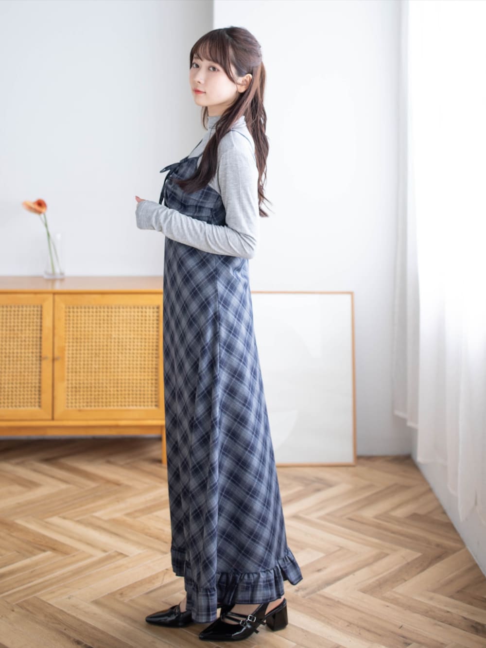 ブラック系のパンプス、グレー系のTシャツ/カットソー、ブルー系のワンピースを着用したレディースの夏コーディネートの3枚目の写真
