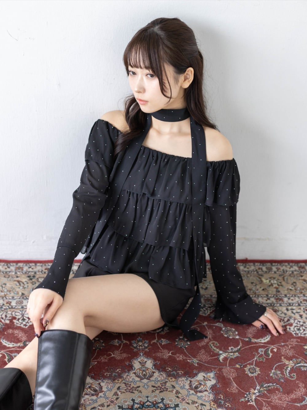 ブラック系のその他パンツ、ブラック系のシャツ/ブラウスを着用したレディースの夏コーディネートの10枚目の写真