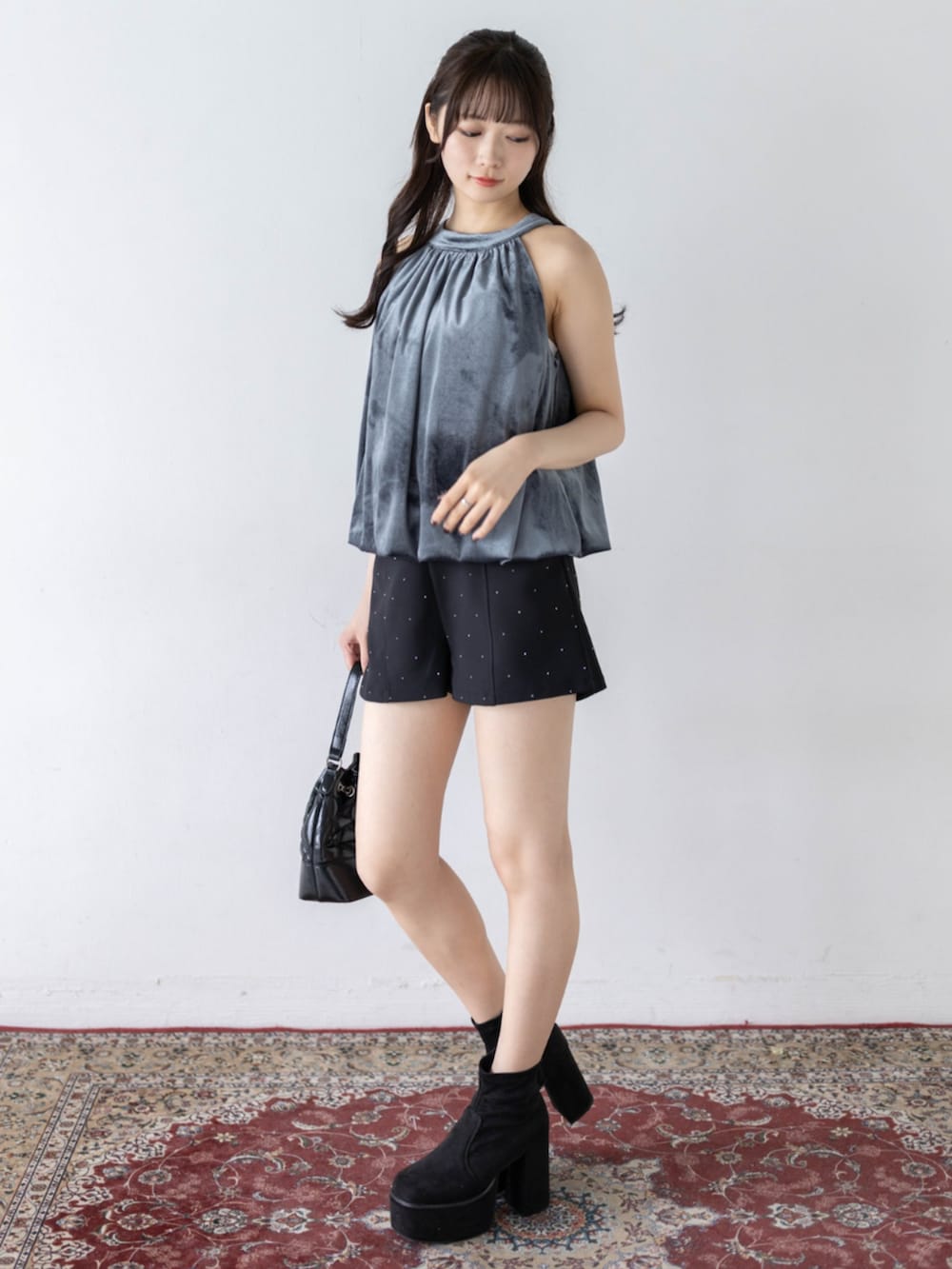 ブラック系のその他パンツ、グレー系のTシャツ/カットソーを着用したレディースの夏コーディネートの3枚目の写真