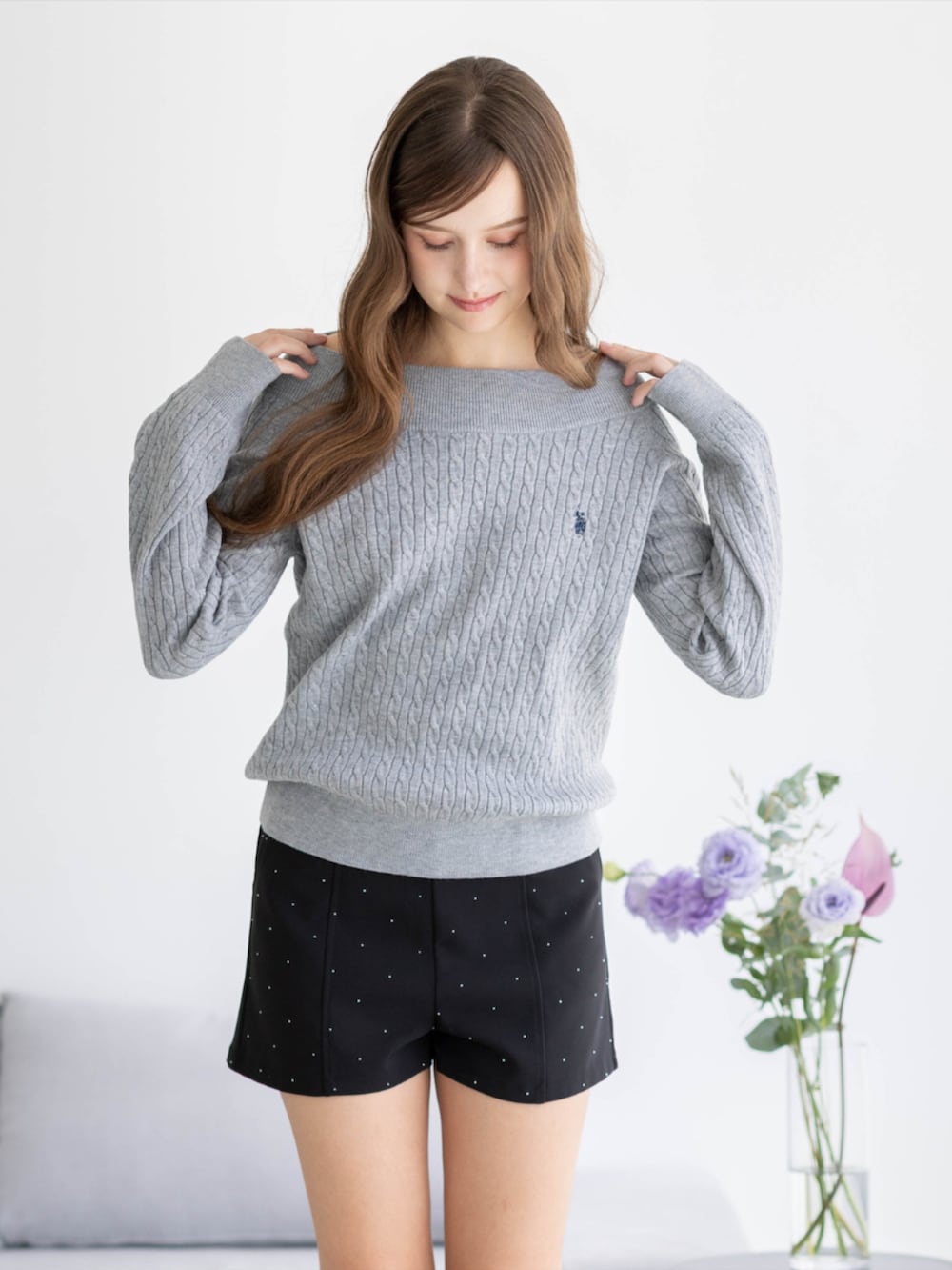 ブラック系のその他パンツ、ブラック系のパンプス、グレー系のニット/セーターを着用したレディースの秋コーディネートの6枚目の写真