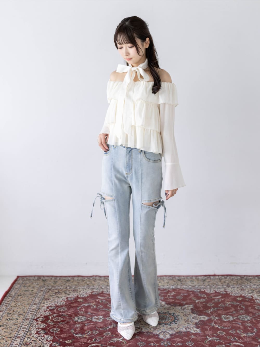 ホワイト系のパンプス、ブルー系のデニムパンツ、ホワイト系のシャツ/ブラウスを着用したレディースの夏コーディネートの2枚目の写真
