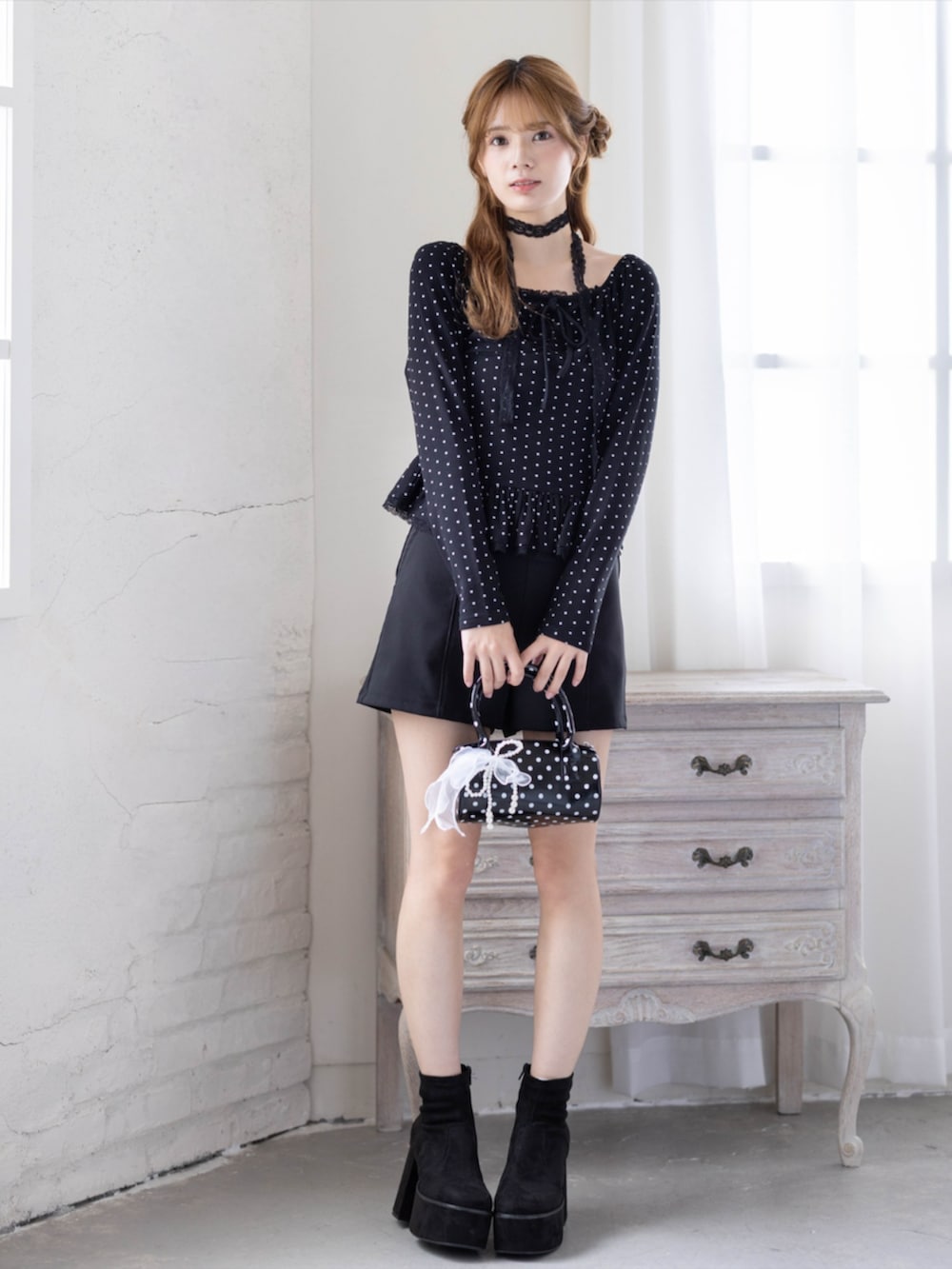 ブラック系のその他パンツ、ブラック系のボストンバッグ、ブラック系のブーツを着用したレディースの秋コーディネートの4枚目の写真