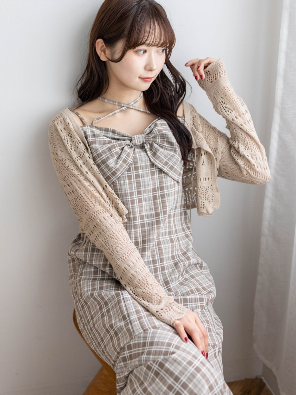 ベージュ系のボストンバッグ、ホワイト系のパンプス、ブラウン系のニット/セーターを着用したレディースの春コーディネートの5枚目の写真