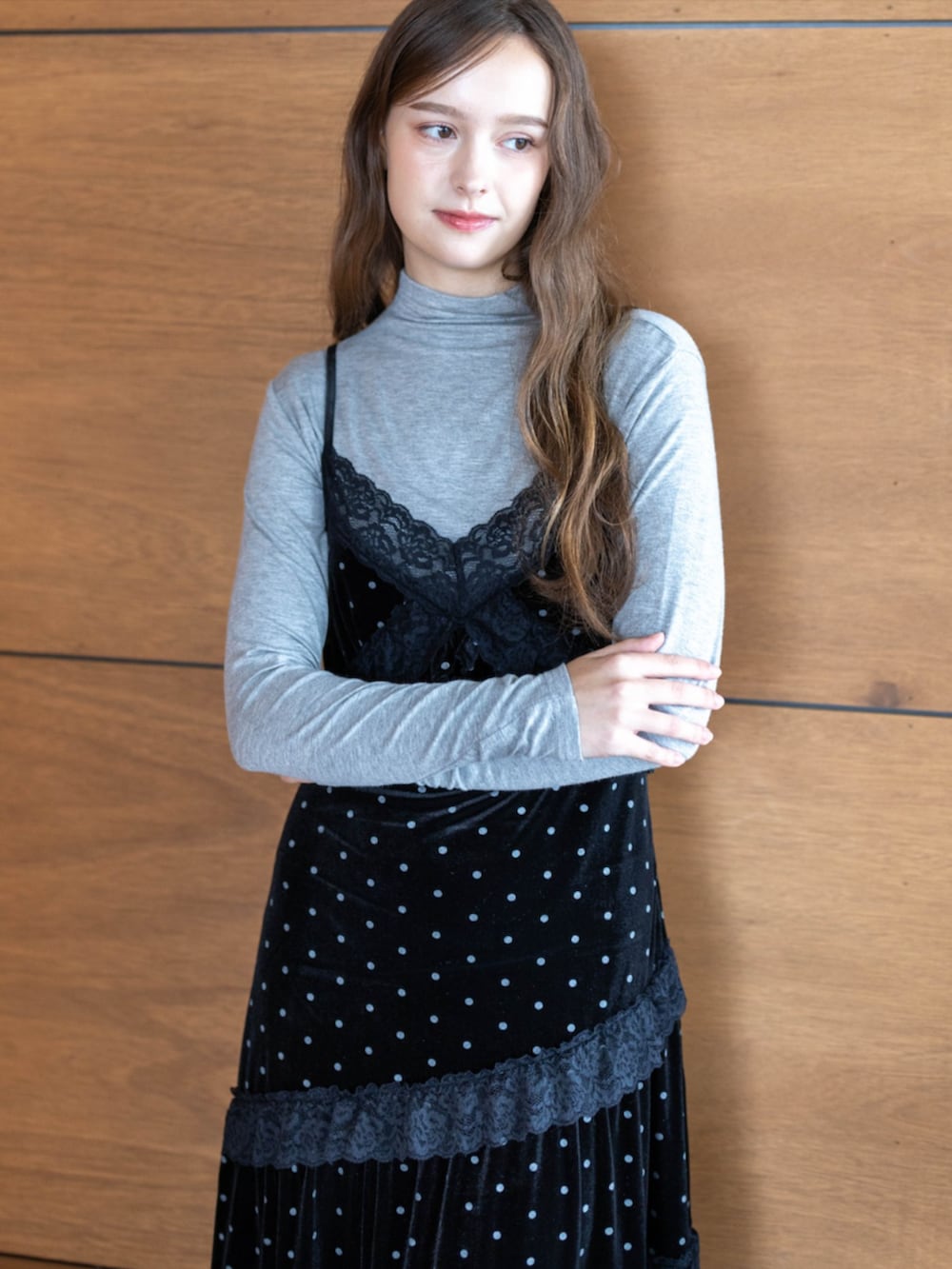 ブラック系のブーツ、グレー系のTシャツ/カットソー、ブラック系のワンピースを着用したレディースの秋コーディネートの8枚目の写真