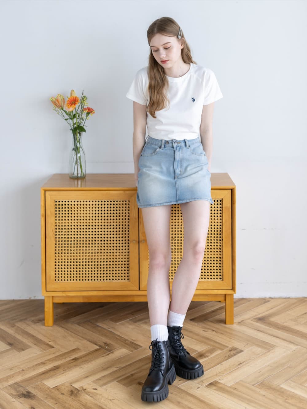 ブルー系のデニムスカート、ホワイト系のTシャツ/カットソーを着用したレディースの夏コーディネートの2枚目の写真