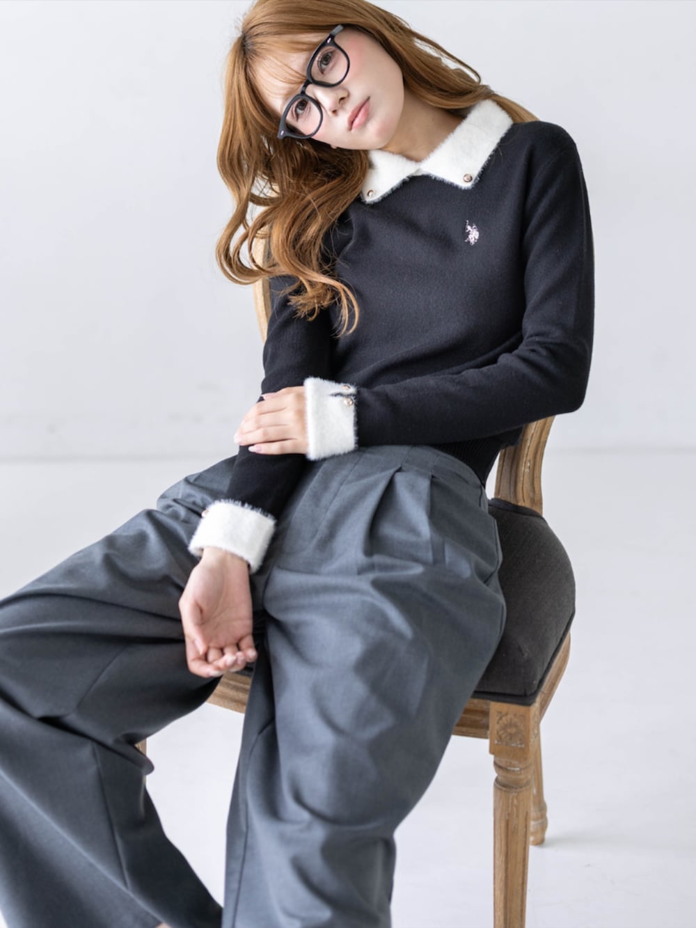 グレー系のスラックス、ブラック系のパンプス、ブラック系のニット/セーターを着用したレディースの秋コーディネートの10枚目の写真